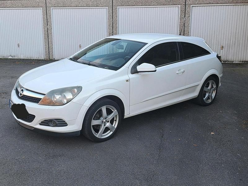 Weiß Gebraucht 2009 Opel Astra GTC Coupé | 1.750 € (Guter Preis) - Bild 1/4