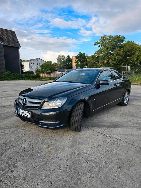 Schwarz Gebraucht 2011 Mercedes C220 Coupé | 9.750 € (Fairer Preis) - Bild 1/4