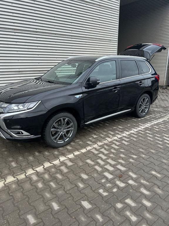 Schwarz Gebraucht 2019 Mitsubishi Outlander P-HEV SUV | 17.500 € (Guter Preis) - Bild 1/4