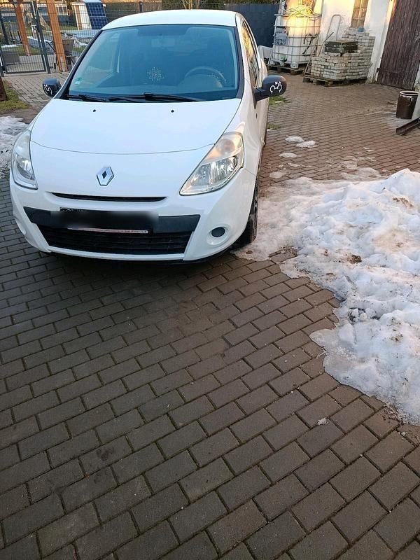 Gebraucht Renault Clio III 75 PS (55 kW) 2013 Weiß Limousine