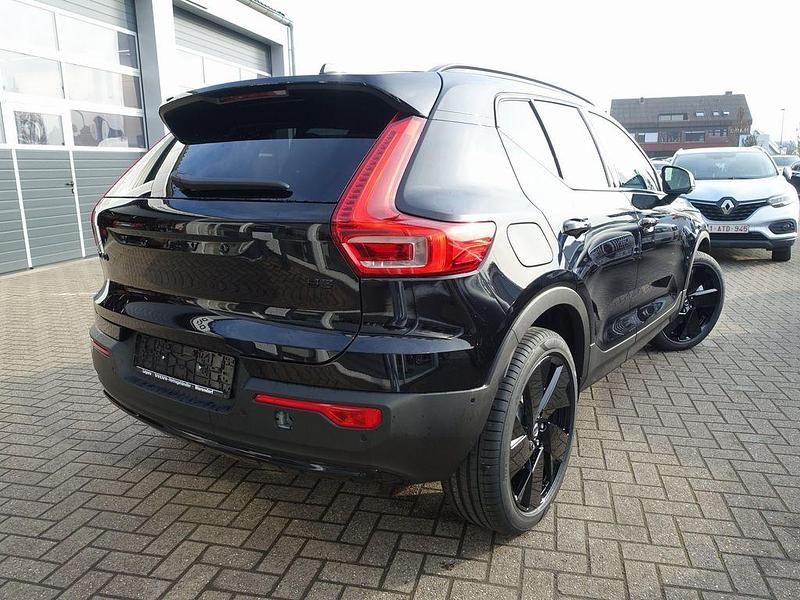 Neu Volvo XC40 Plus 163 PS (119 kW) 2025 Schwarz SUV