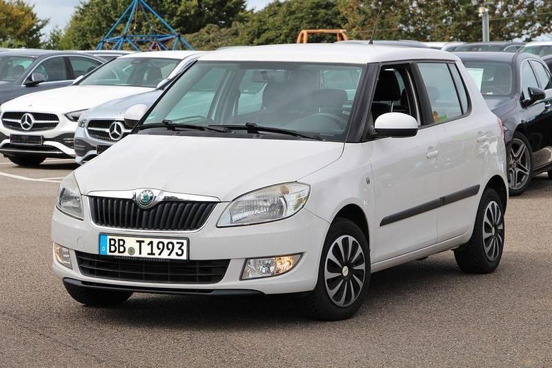 Weiß Gebraucht 2013 Skoda Fabia Ambiente Limousine | 5.290 € (Fairer Preis) - Bild 1/4