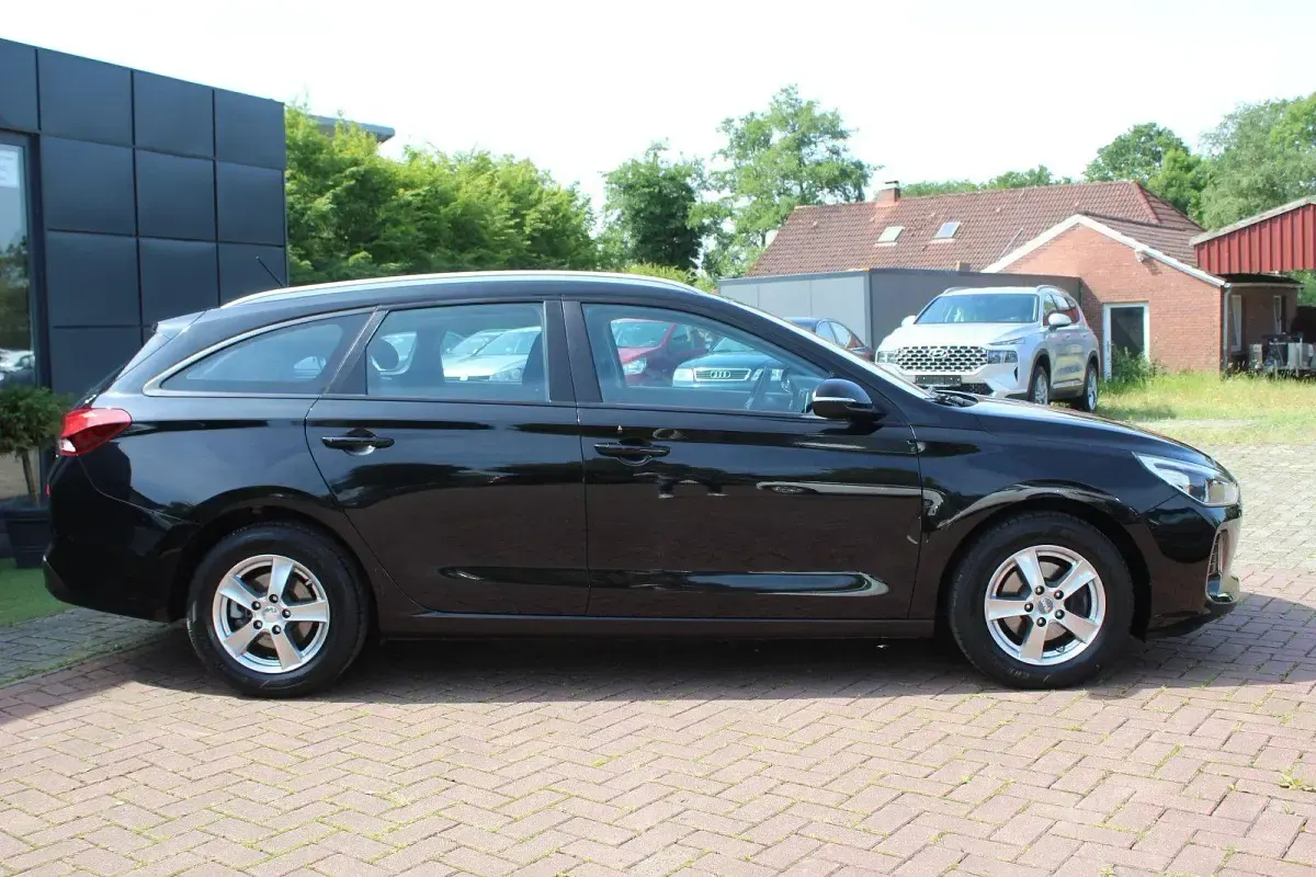 Gebraucht Hyundai i30 101 PS (74 kW) 2018 Schwarz Kombi