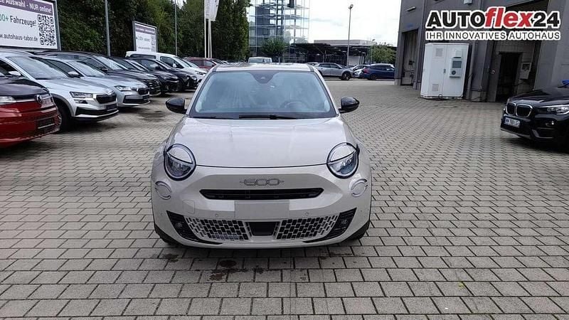 Cappucino beige metallic Neu 2025 Fiat 600 La Prima SUV | 25.439 € (Guter Preis) - Bild 1/4