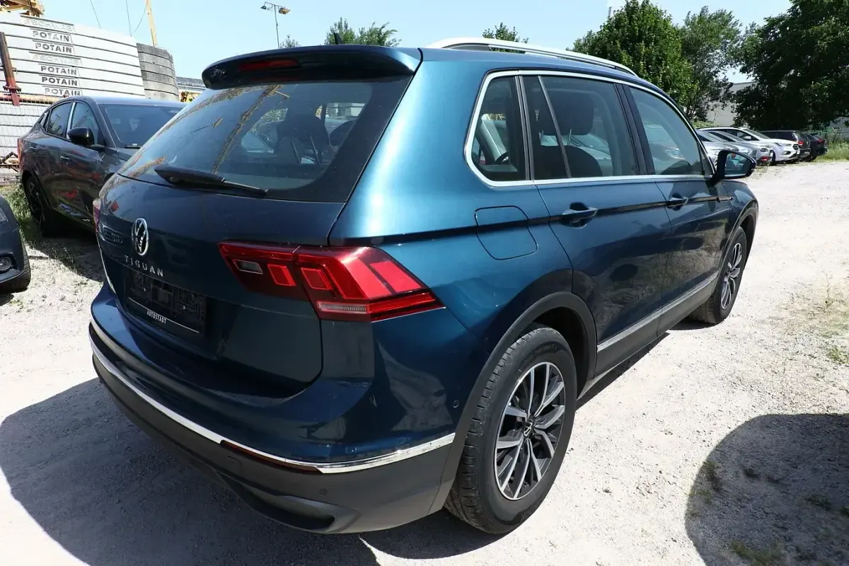 Gebraucht VW Tiguan Life 150 PS (110 kW) 2022 Blau metallic SUV