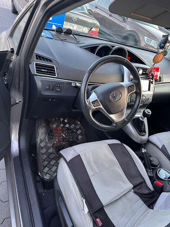 Gebraucht Toyota Verso Comfort 111 PS (81 kW) 2014 Grau Van / Kleinbus