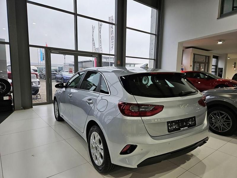 Używany Kia Ceed Vision 101 KM (74 kW) 2024 Srebrny Hatchback