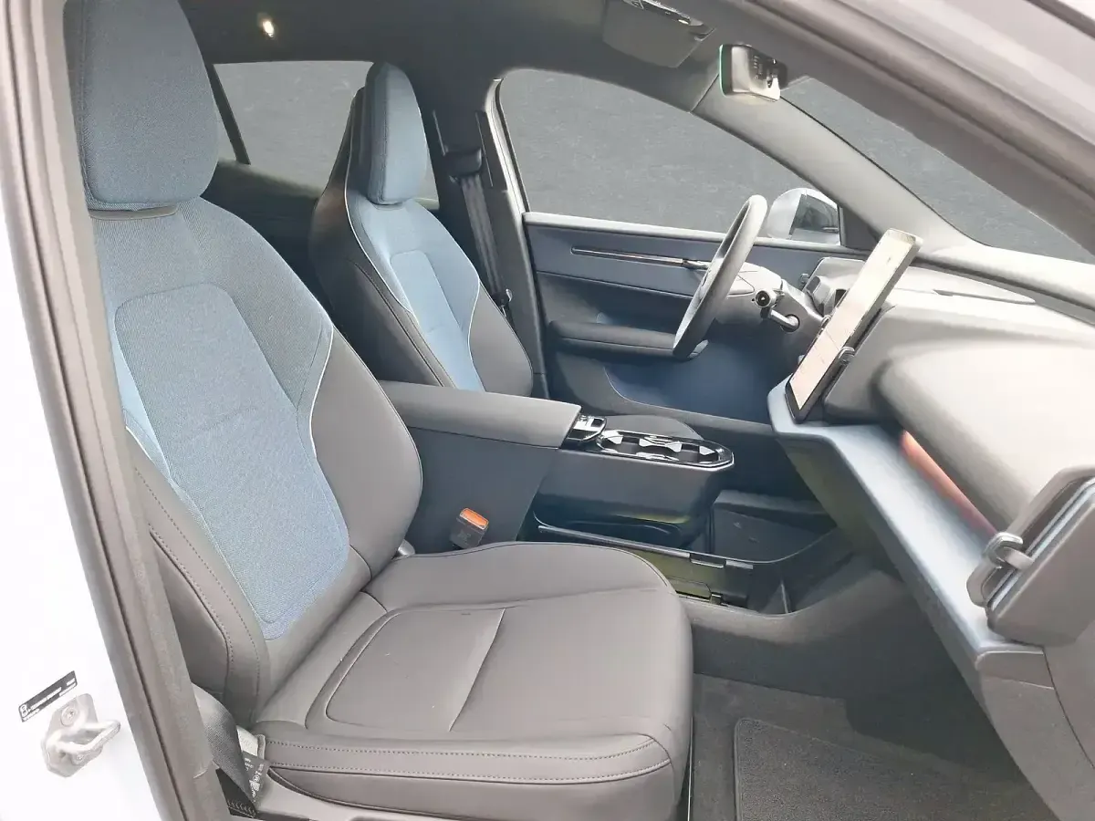 Second-hand Volvo EX30 Plus 200 kW (272 CP) 2025 Albastru SUV