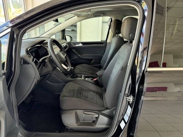 Gebraucht VW Touran Highline 150 PS (110 kW) 2023 Schwarz Van / Kleinbus