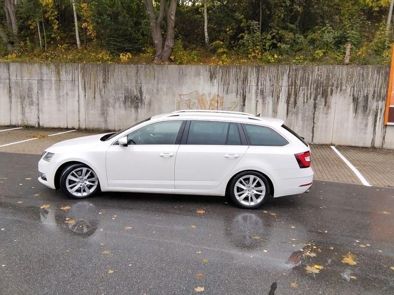 Weiß Gebraucht 2018 Skoda Octavia Ambition Kombi | 12.990 € (Superpreis) - Bild 1/4