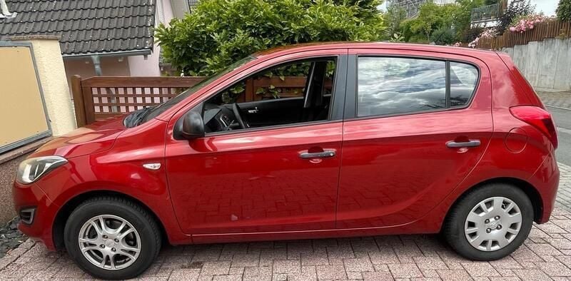 Rot Gebraucht 2013 Hyundai i20 Kleinwagen | 4.499 € (Fairer Preis) - Bild 1/4