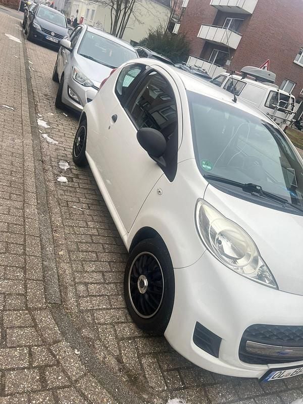 Gebraucht Peugeot 107 68 PS (50 kW) 2009 Weiß Kleinwagen