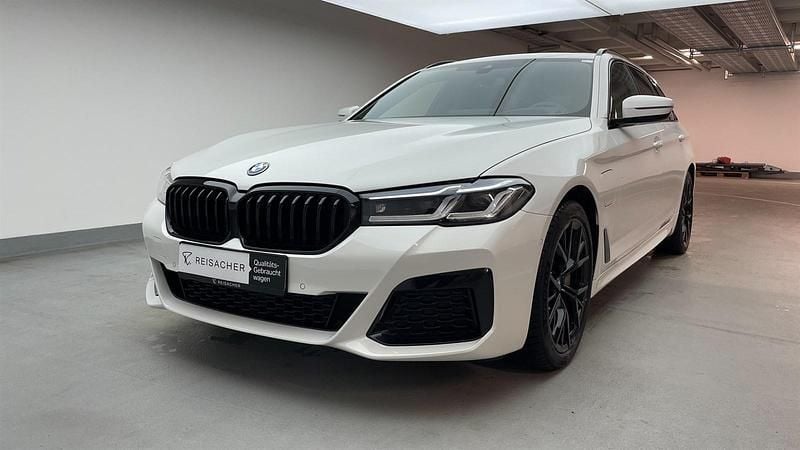 Alpinweiss 3 Gebraucht 2024 BMW 530e Shadowline Kombi | 51.440 € (Teuer) - Bild 1/4