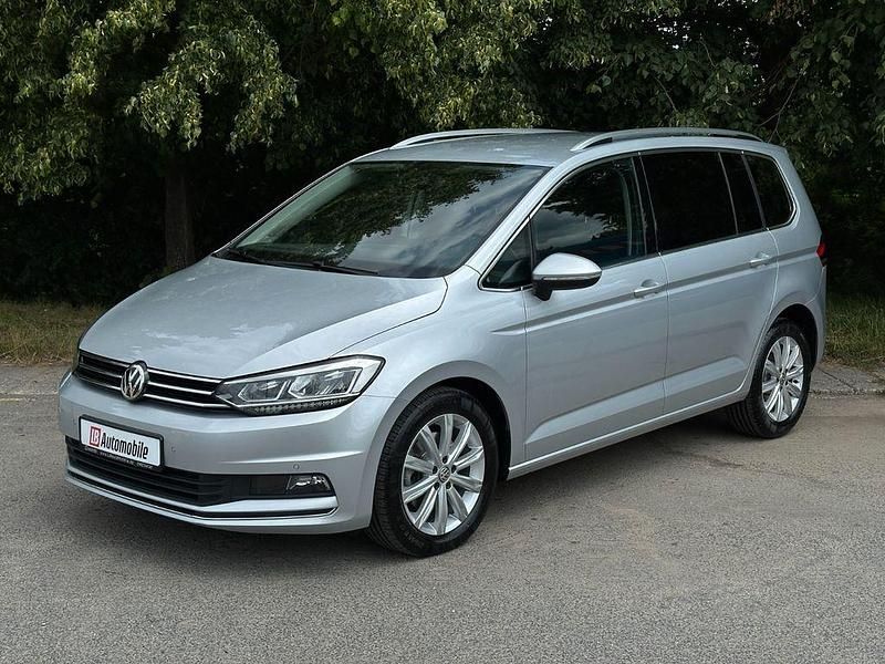 Silber Gebraucht 2018 VW Touran Highline Van / Kleinbus | 21.490 € (Superpreis) - Bild 1/4