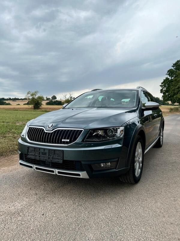 Grau Gebraucht 2016 Skoda Octavia Scout Scout 4x4 Kombi | 21.300 € - Bild 1/4