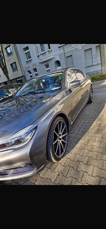 Gebraucht BMW 730 265 PS (194 kW) 2016 Grau Limousine