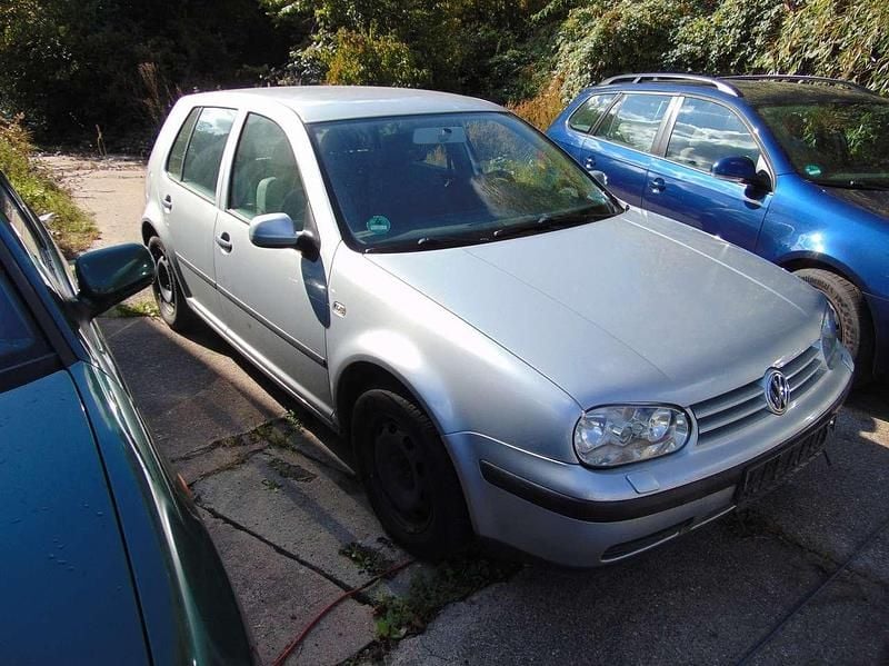 Gebraucht VW Golf Edition 102 PS (75 kW) 2002 Silber grau Limousine