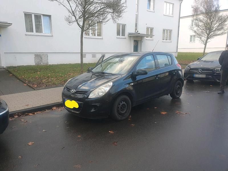 Gebraucht Hyundai i20 78 PS (57 kW) 2011 Schwarz Kleinwagen