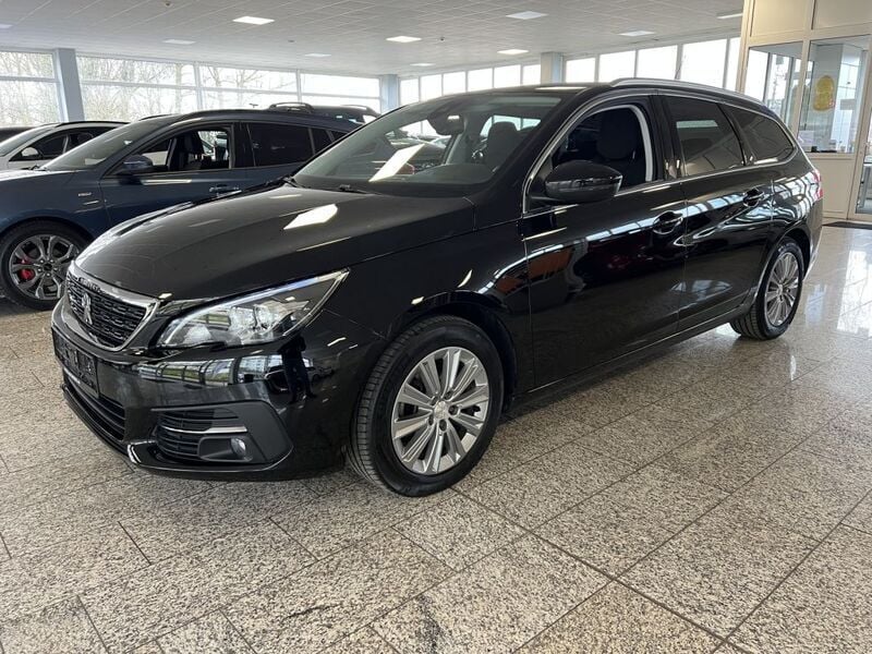 Schwarz perla nera (metallic) Gebraucht 2021 Peugeot 308 Allure Kombi | 16.784 € (Superpreis) - Bild 1/4