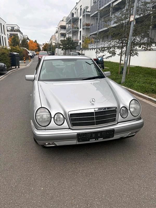 Silber Gebraucht 1995 Mercedes E200 Limousine | 4.100 € - Bild 1/4