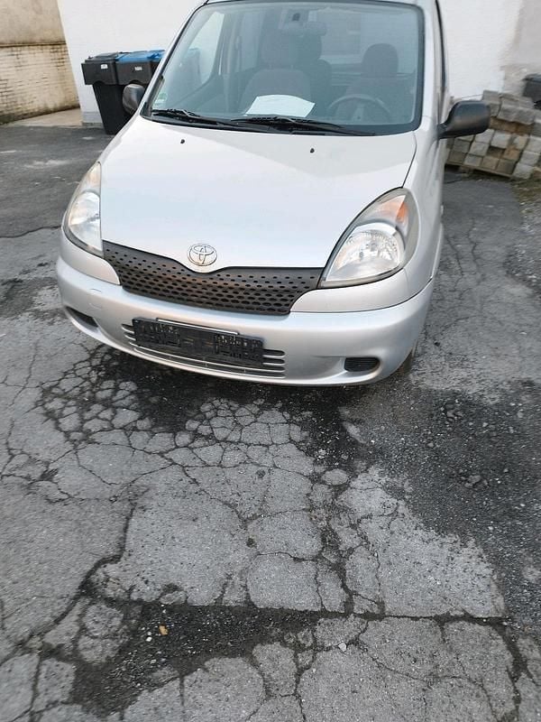 Gebraucht Toyota Yaris 85 PS (62 kW) 2000 Silber Kombi