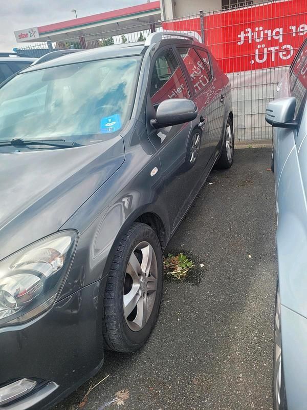 Grün Gebraucht 2012 Kia Ceed Kombi | 3.200 € (Guter Preis) - Bild 1/4