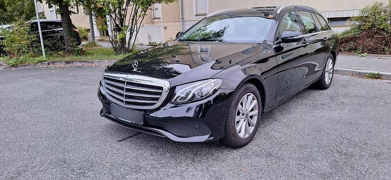 Schwarz Gebraucht 2017 Mercedes E200 Kombi | 6.800 € - Bild 1/4