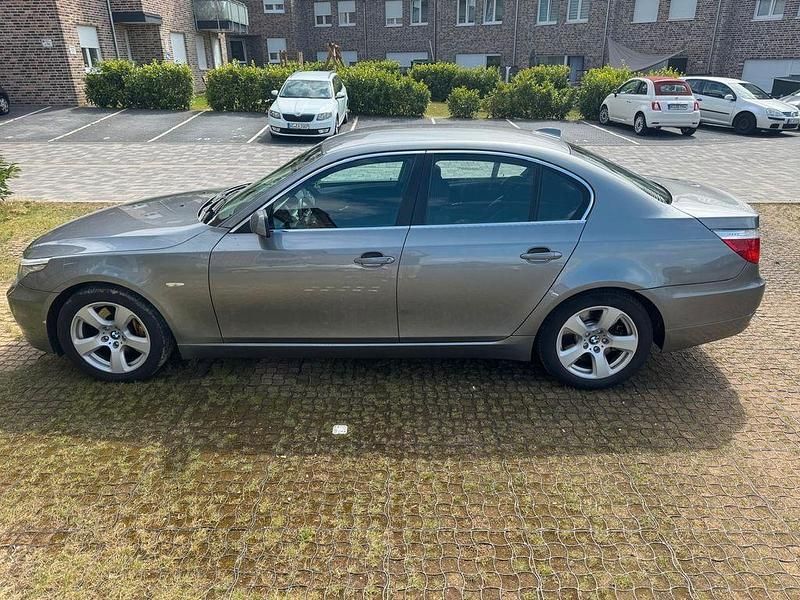 Grau Gebraucht 2008 BMW 530 Sport Line Limousine | 7.799 € (Fairer Preis) - Bild 1/4