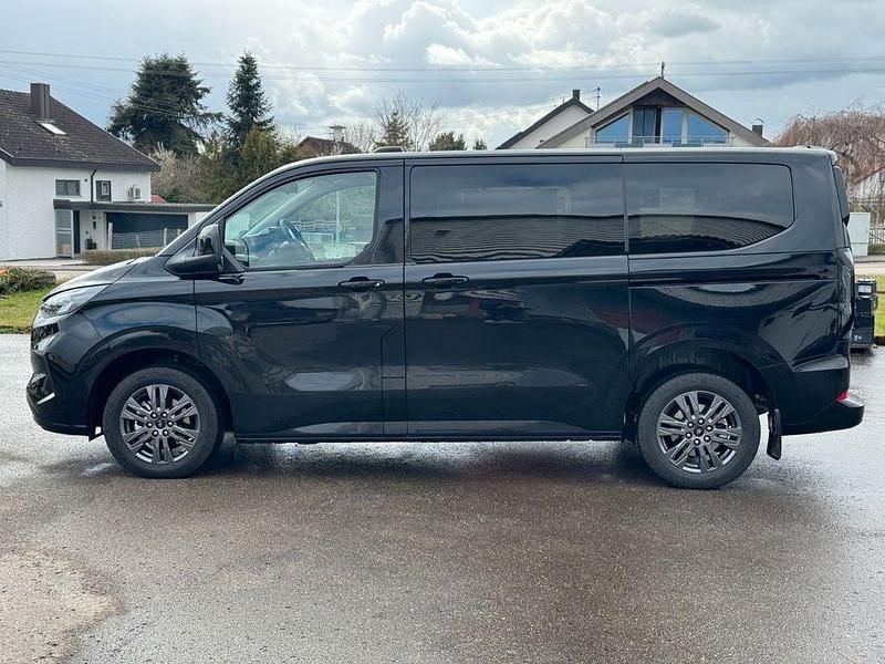 Gebraucht Ford Tourneo Titanium 150 PS (110 kW) 2025 Schwarz Van / Kleinbus