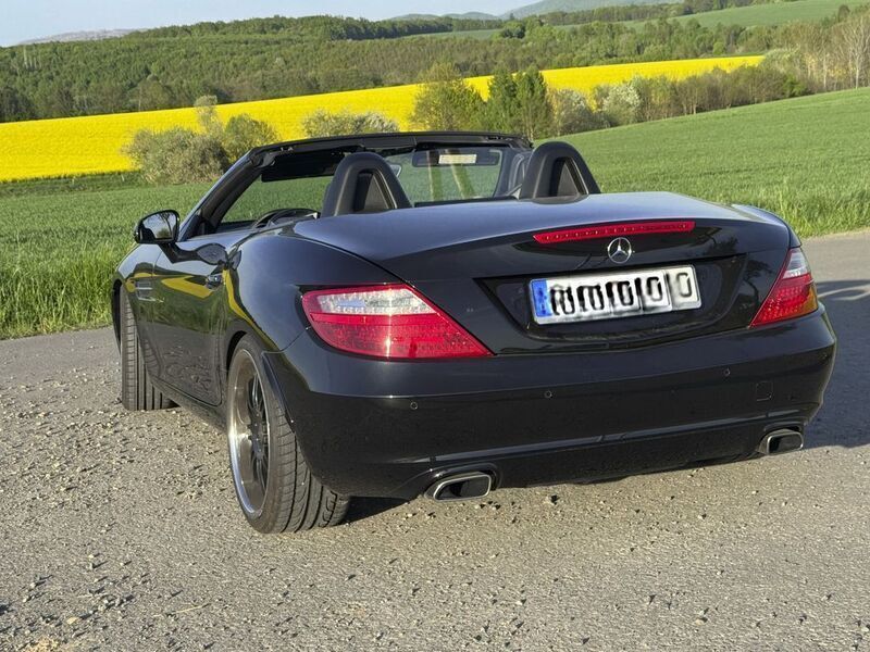 Second-hand Mercedes SLK200 184 CP (135 kW) 2011 Negru Cabrio