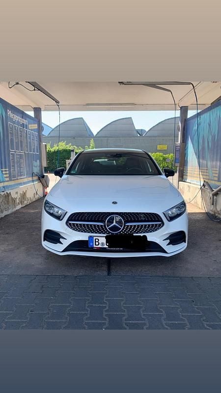 Weiß Gebraucht 2020 Mercedes A250 AMG Limousine | 32.750 € (Etwas zu teuer) - Bild 1/4