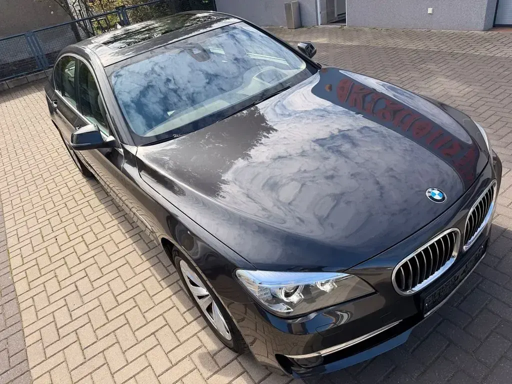 Gebraucht BMW 750 449 PS (330 kW) 2012 Grau Limousine