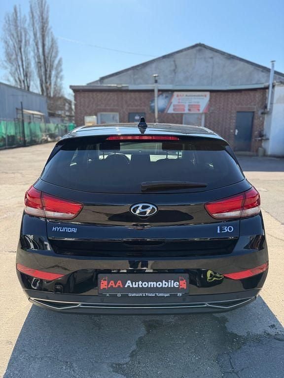 Gebraucht Hyundai i30 Intro Edition 159 PS (116 kW) 2020 Schwarz Limousine
