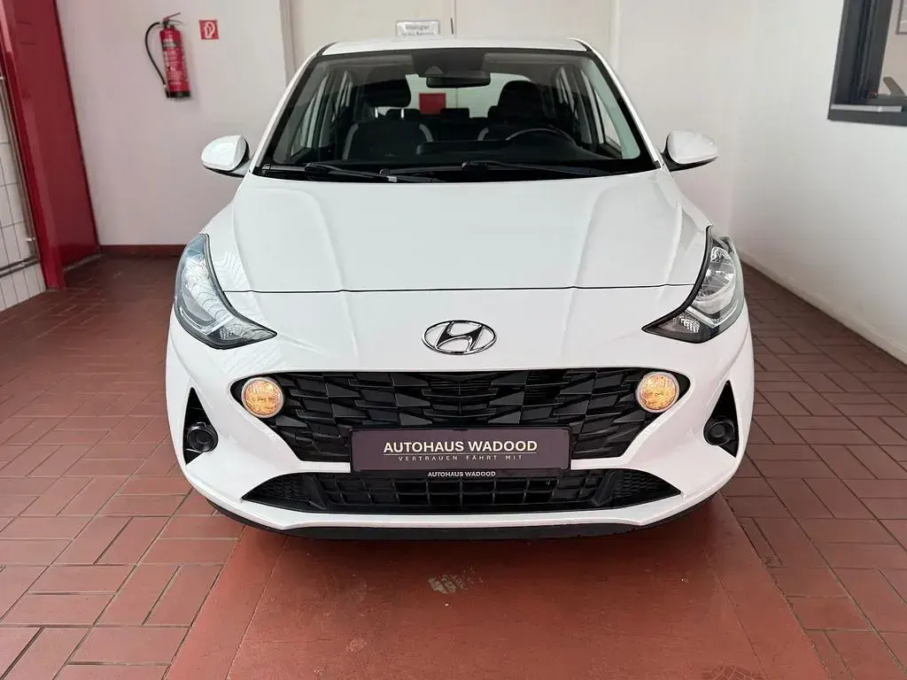 Gebraucht Hyundai i10 Trend 67 PS (49 kW) 2020 Weiß Kleinwagen