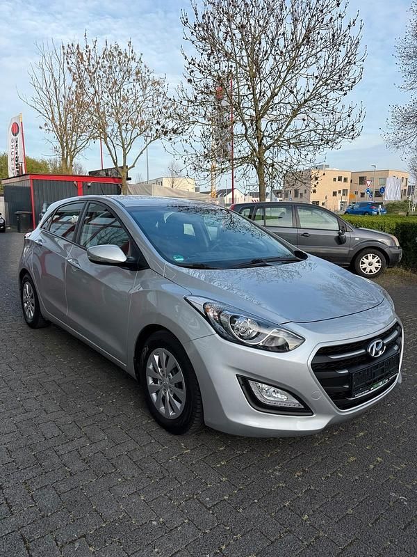 Gebraucht Hyundai i30 101 PS (74 kW) 2016 Grau Kleinwagen