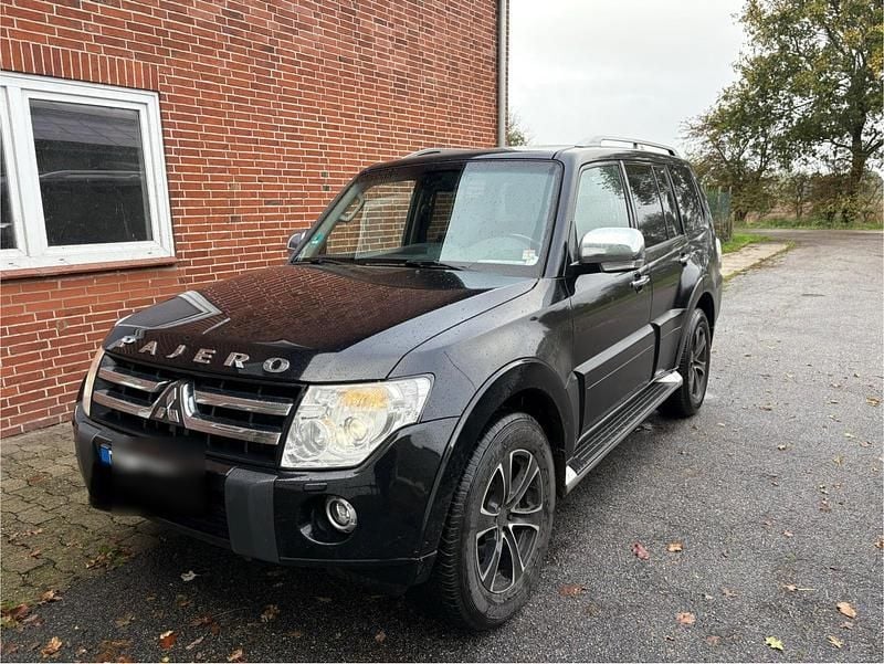 Schwarz Gebraucht 2011 Mitsubishi Pajero SUV | 18.000 € (Fairer Preis) - Bild 1/4