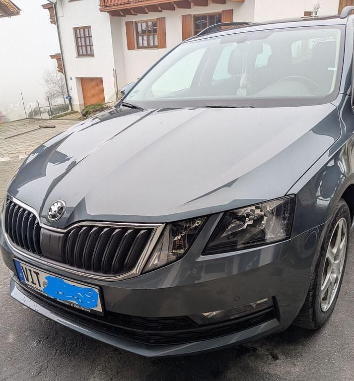 Grau Gebraucht 2018 Skoda Octavia Ambition Kombi | 11.990 € (Guter Preis) - Bild 1/4