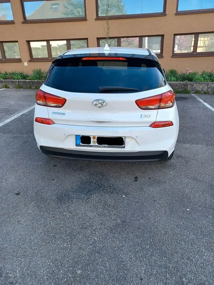 Gebraucht Hyundai i30 Passion 120 PS (88 kW) 2018 Weiß Limousine