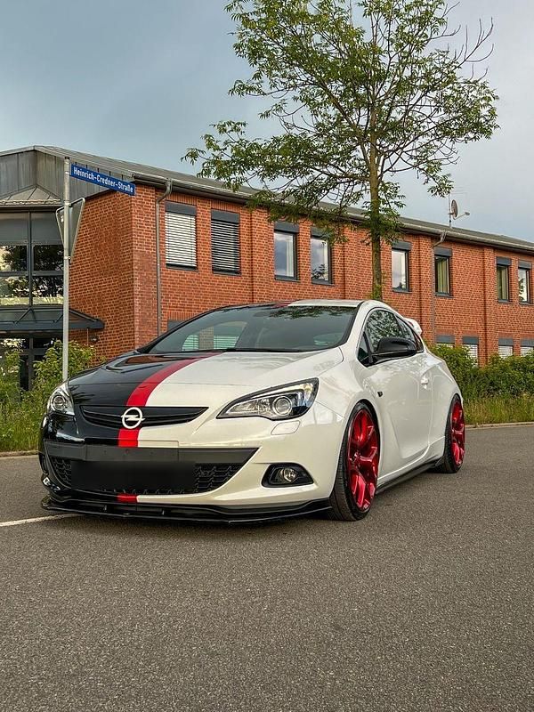 Weiß Gebraucht 2011 Opel Astra GTC Limousine | 12.500 € - Bild 1/4
