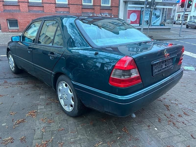 Gebraucht Mercedes C220 95 PS (69 kW) 1996 Grün Limousine