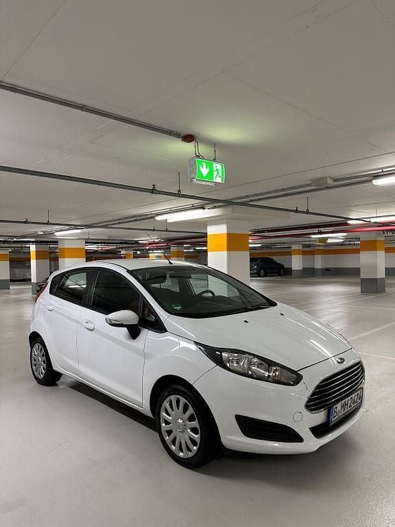 Weiß Gebraucht 2013 Ford Fiesta Kleinwagen | 4.950 € (Superpreis) - Bild 1/4