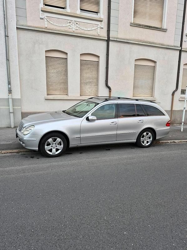 Silber Gebraucht 2025 Mercedes E280 Kombi | 3.200 € - Bild 1/4