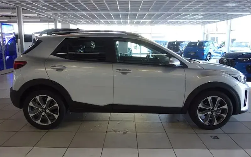 Neu Kia Stonic Edition 7 100 PS (73 kW) 2025 Silber SUV