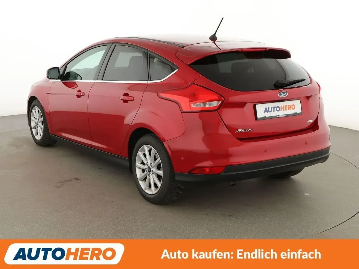 Gebraucht Ford Focus Titanium 125 PS (91 kW) 2017 Rot Limousine