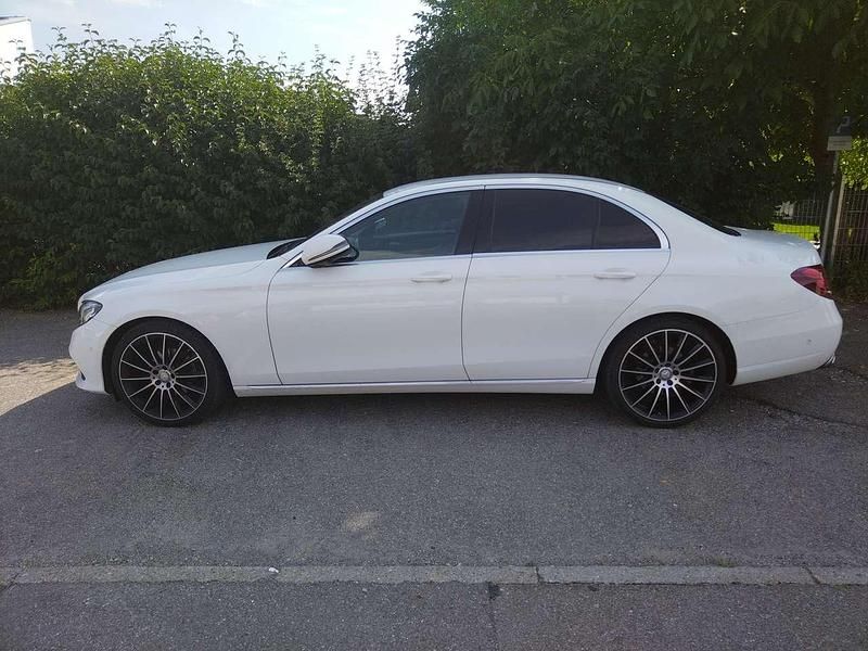 Gebraucht Mercedes E220 Avantgarde 194 PS (142 kW) 2016 Weiß Limousine