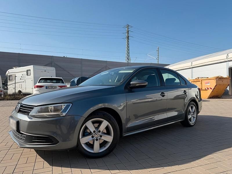 Second-hand VW Jetta 105 CP (77 kW) 2011 Gri Berlinǎ