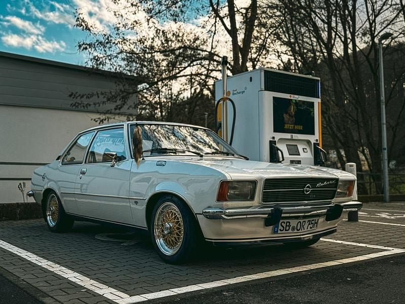 Weiß Gebraucht 1975 Opel Rekord Limousine | 9.000 € - Bild 1/4
