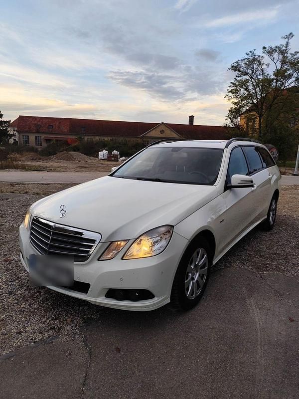 Weiß Gebraucht 2010 Mercedes E200 Kombi | 7.550 € (Fairer Preis) - Bild 1/4