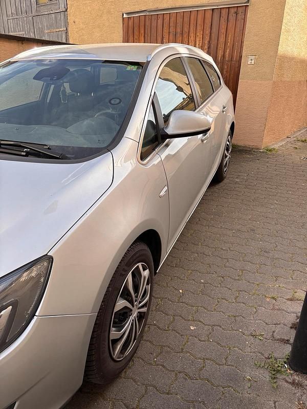 Gebraucht Opel Astra 115 PS (84 kW) 2011 Silber Kombi