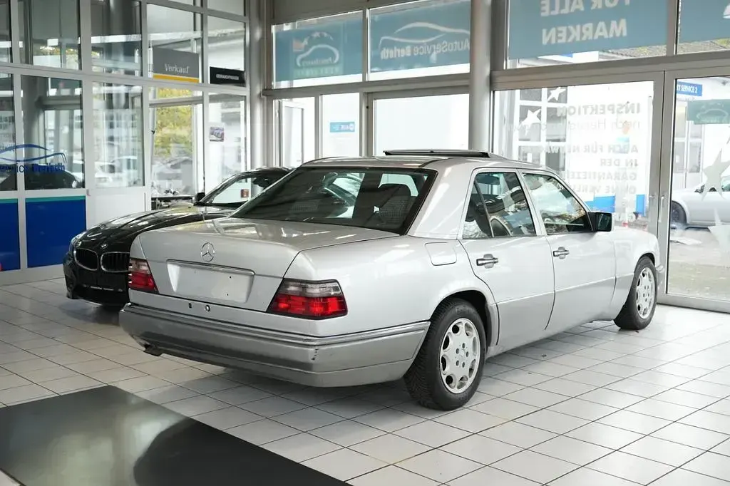 Gebraucht Mercedes E280 193 PS (141 kW) 1994 Silber Limousine
